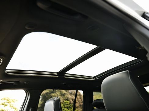 Used 2025 Jeep Grand Cherokee Limited w/ Luxury Tech Group II image 19