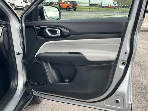 Used 2024 Jeep Compass Limited image 12