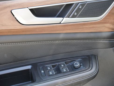 Used 2024 Volkswagen Atlas SE AWD/4WD image 19