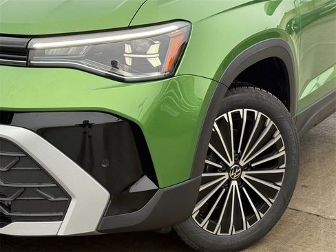 New 2026 Volkswagen Taos SE image 2