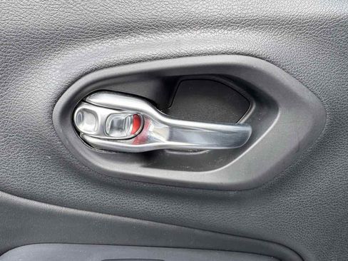 Used 2019 Jeep Cherokee Latitude Plus w/ Cold Weather Group image 41