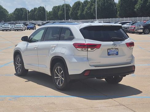 Used 2018 Toyota Highlander XLE AWD/4WD image 8