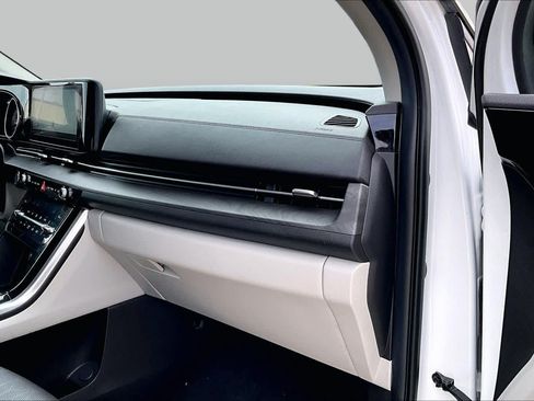 Used 2023 Kia Carnival EX FWD image 17