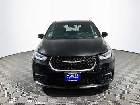 Used 2025 Chrysler Pacifica Select FWD image 2