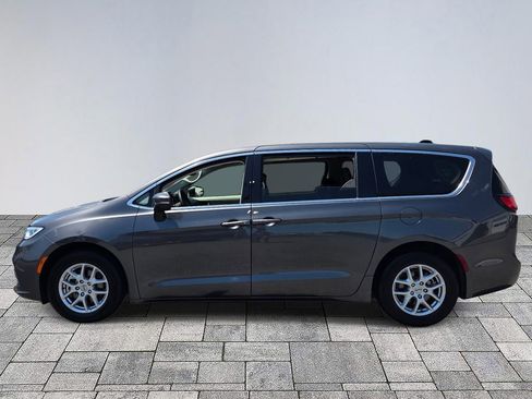 Used 2023 Chrysler Pacifica Touring-L FWD image 4