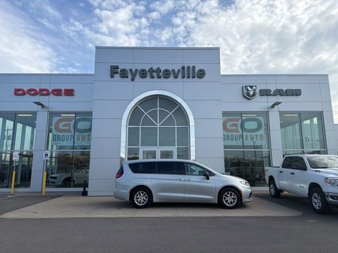 Used 2024 Chrysler Pacifica Touring-L FWD image 12