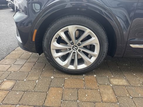 Used 2024 Bentley Bentayga Plug-In Hybrid image 6