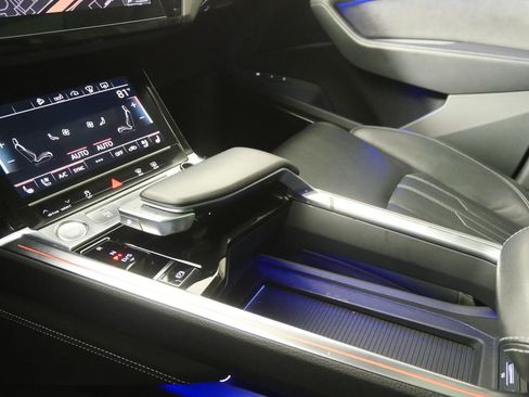 Used 2019 Audi e-tron Prestige w/ Prestige Package image 27