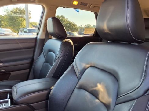 Used 2023 Nissan Pathfinder SL w/ Lighting Package (N92) image 17