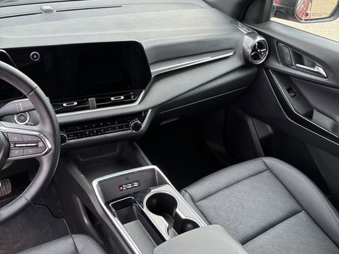 Used 2025 Chevrolet Equinox LT w/ Convenience Package II image 6