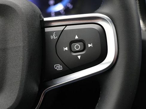 Used 2025 Volvo XC40 B5 Plus image 22