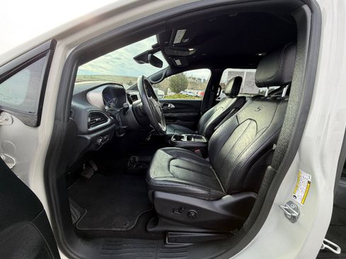 Used 2020 Chrysler Pacifica Touring-L w/ Advanced Safetytec Group image 2