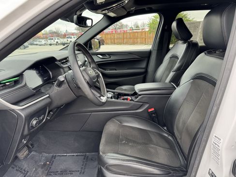 Used 2023 Jeep Grand Cherokee Altitude image 4