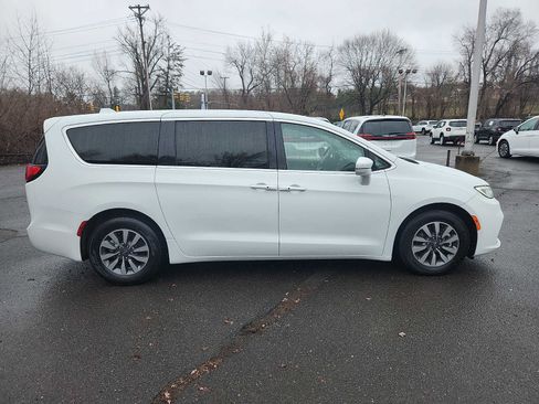 Used 2022 Chrysler Pacifica Touring-L image 7