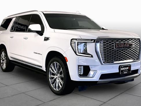 Used 2022 GMC Yukon XL Denali AWD/4WD image 3