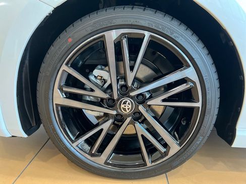 New 2026 Toyota Camry Hybrid FWD image 10