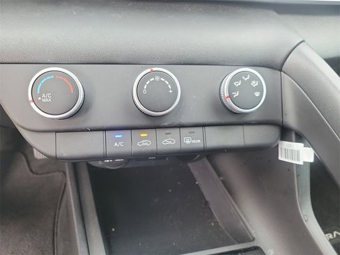 Certified 2025 Hyundai Elantra SE image 29