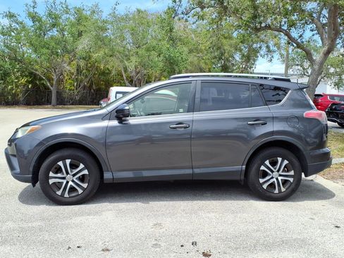 Used 2017 Toyota RAV4 LE FWD image 5