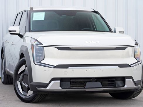 Used 2024 Kia EV9 Light Long Range image 2