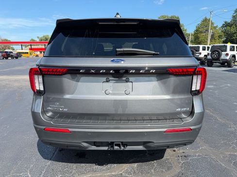 Used 2025 Ford Explorer Active AWD/4WD image 5