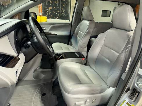 Used 2015 Toyota Sienna XLE w/ XLE Navigation Package FWD image 15