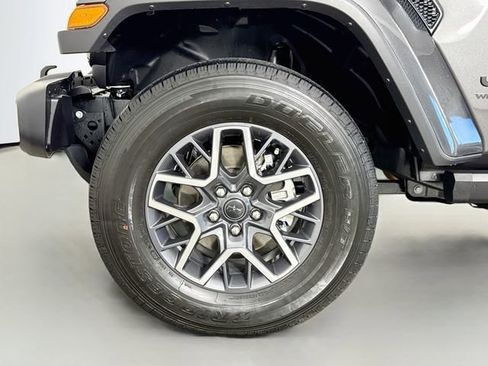 Used 2025 Jeep Wrangler Unlimited Sahara AWD/4WD image 35