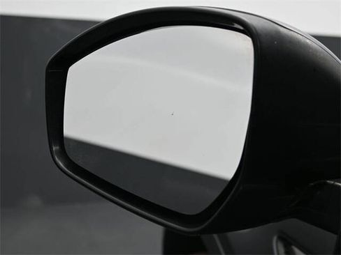 Used 2017 Land Rover Discovery Sport SE image 4