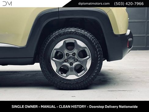 Used 2015 Jeep Renegade Latitude w/ Cold Weather Group II AWD/4WD image 41