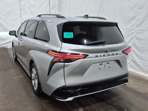 Used 2023 Toyota Sienna XSE AWD/4WD image 5