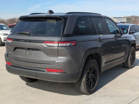 Used 2025 Jeep Grand Cherokee Laredo image 4