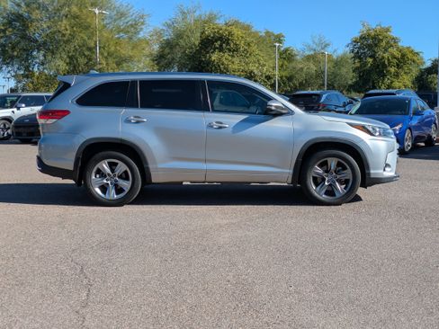 Used 2017 Toyota Highlander Limited image 2