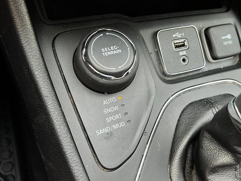 Used 2020 Jeep Cherokee Latitude w/ Cold Weather Group image 30