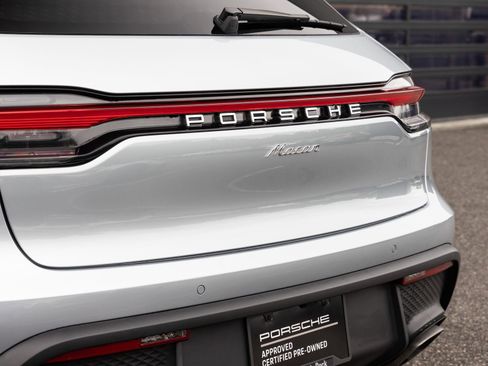 Certified 2025 Porsche Macan AWD/4WD image 12