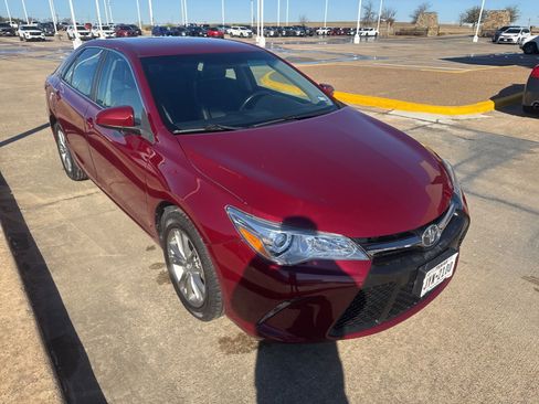 Used 2017 Toyota Camry SE image 5