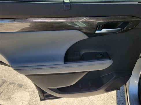 Used 2023 Toyota Highlander Platinum image 9