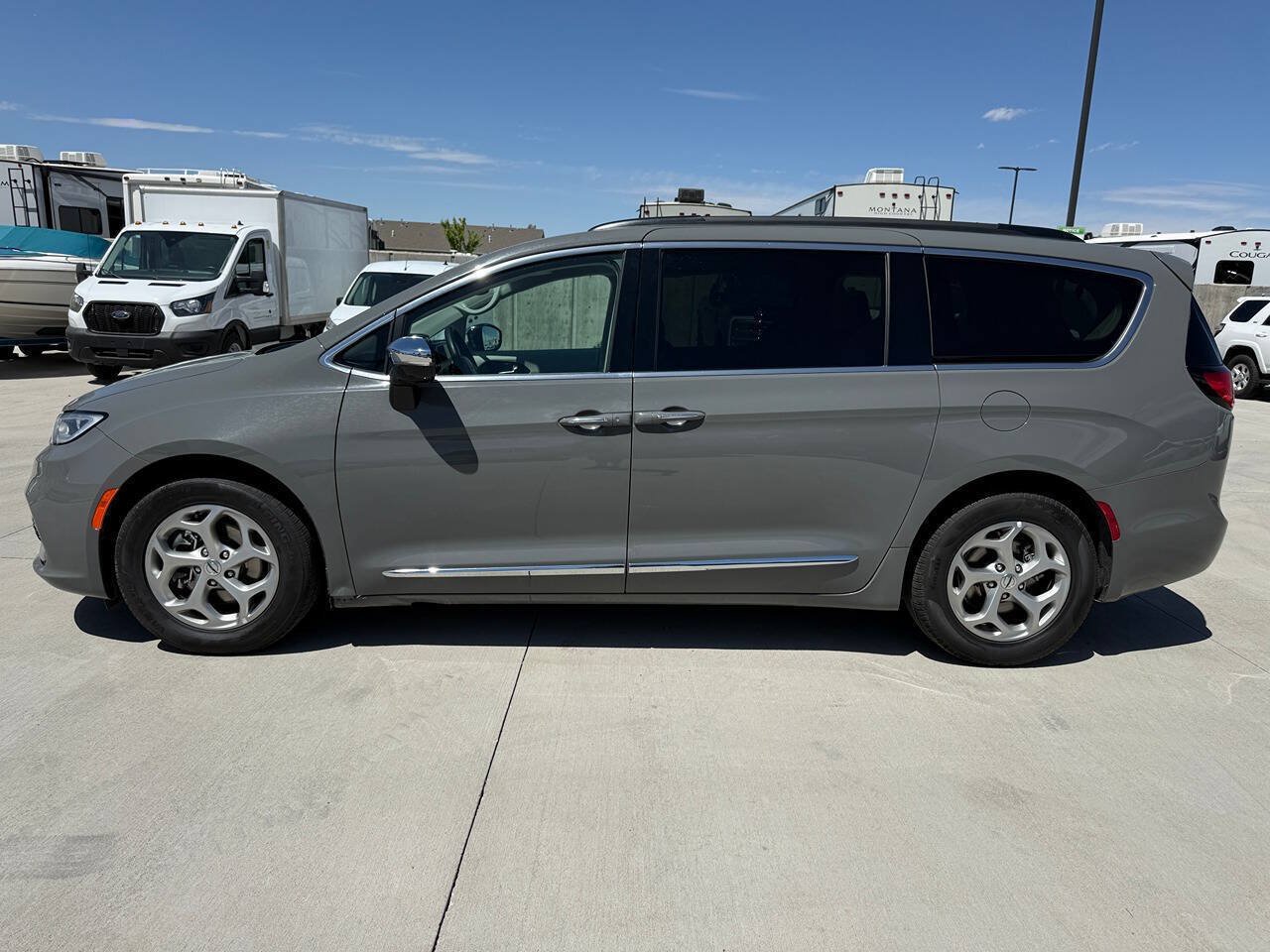 Used 2023 Chrysler Pacifica Limited FWD image 6