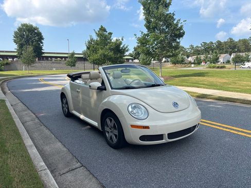 Used 2006 Volkswagen Beetle Convertible w/ Package 1 FWD image 3