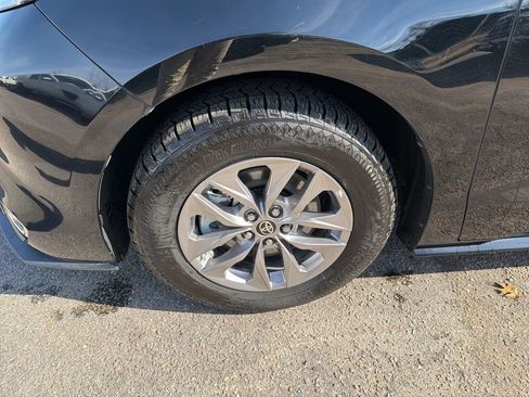 Used 2024 Toyota Sienna XLE image 9
