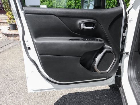 Used 2023 Jeep Renegade Latitude w/ Sun & Fun Group image 14