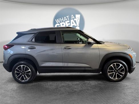 Used 2024 Chevrolet TrailBlazer LT w/ Driver Confidence Package image 2