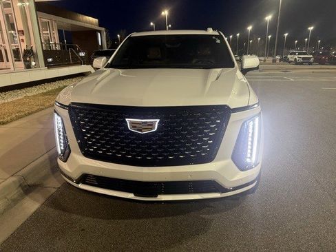 Used 2025 Cadillac Escalade Premium Luxury image 3