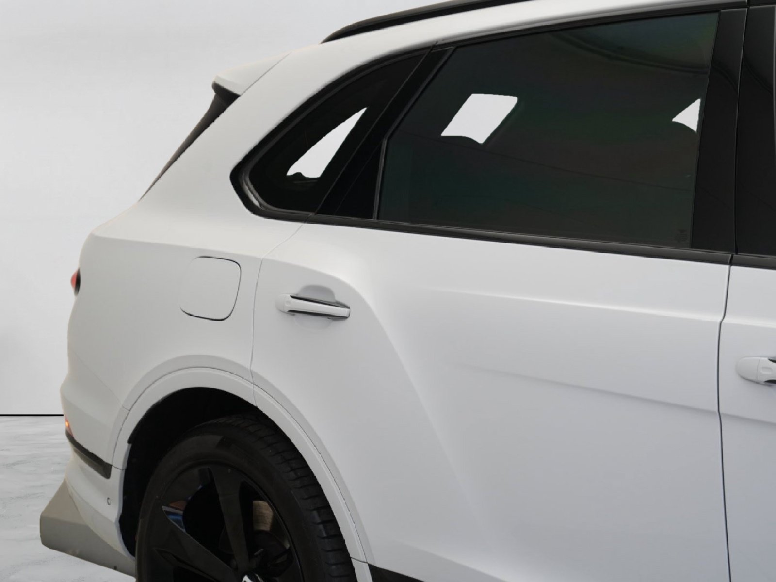 Used 2024 Bentley Bentayga AWD/4WD image 3