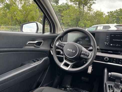 Used 2025 Kia Sportage LX FWD image 33