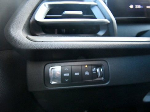 Used 2025 Chevrolet Traverse LT image 37