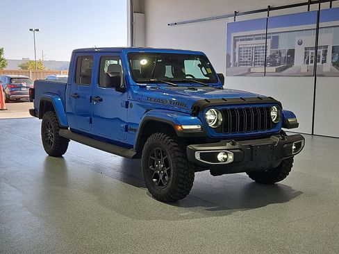 Used 2024 Jeep Gladiator Sport AWD/4WD image 2