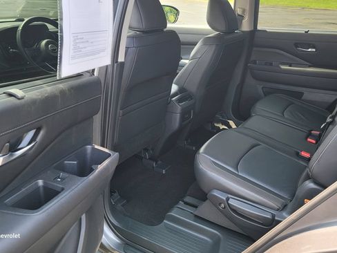 Used 2025 Nissan Pathfinder SL FWD image 27