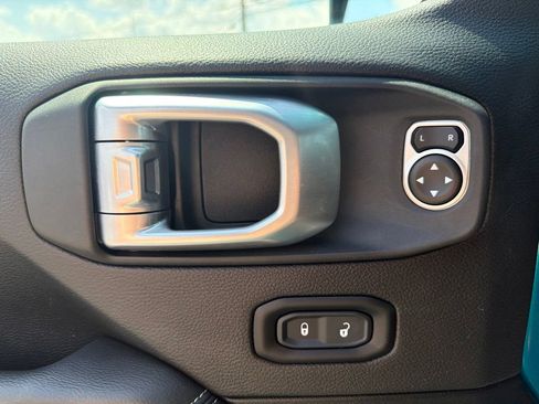 Used 2020 Jeep Wrangler Unlimited Sahara AWD/4WD image 28