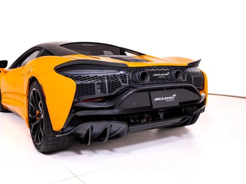 Used 2024 McLaren Artura image 11