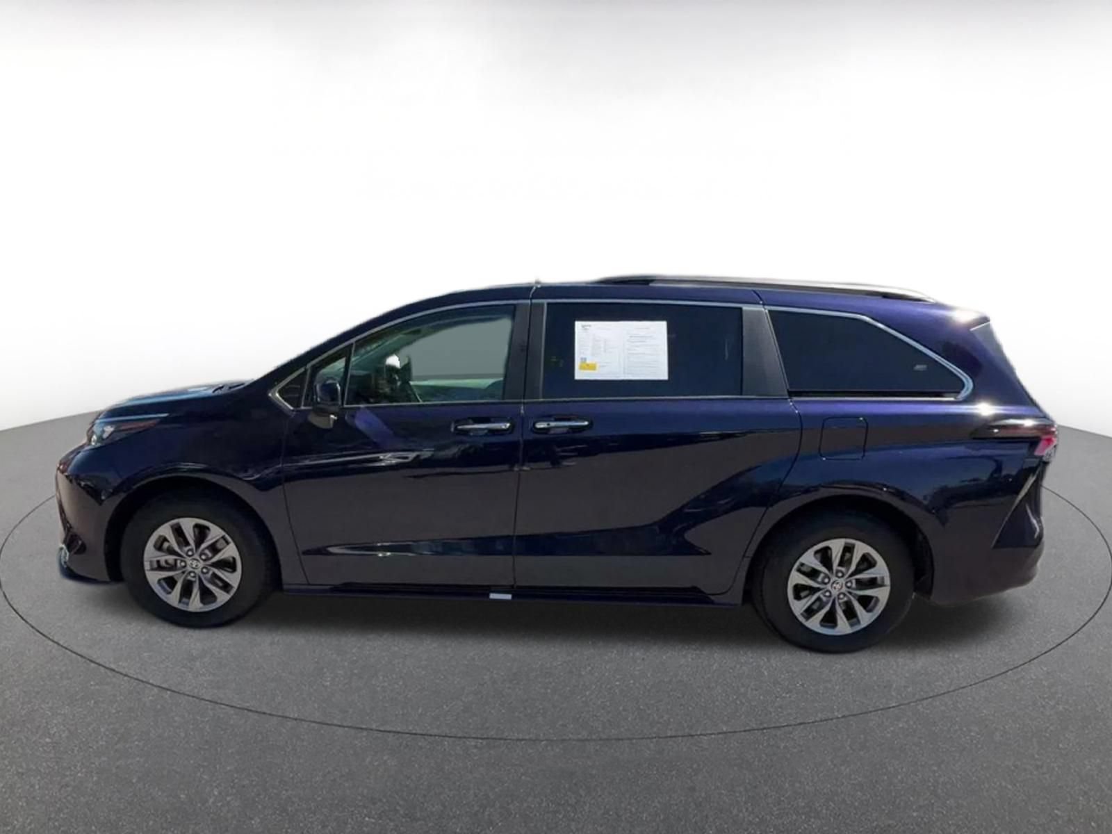 Used 2024 Toyota Sienna XLE FWD image 8