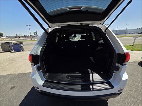 Used 2019 Jeep Grand Cherokee Laredo RWD image 9